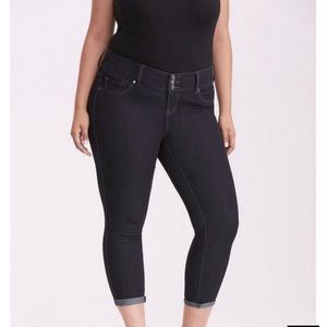 Torrid Crop Jegging Skinny High-rise jean in black with 3 button waist size 18